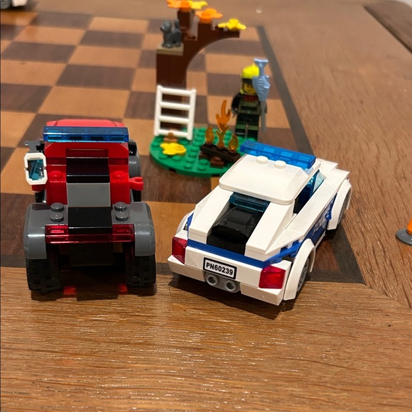 Lego sets: 60239 city police patrol car & 60393 fire rescue truck - Picture 11 of 11